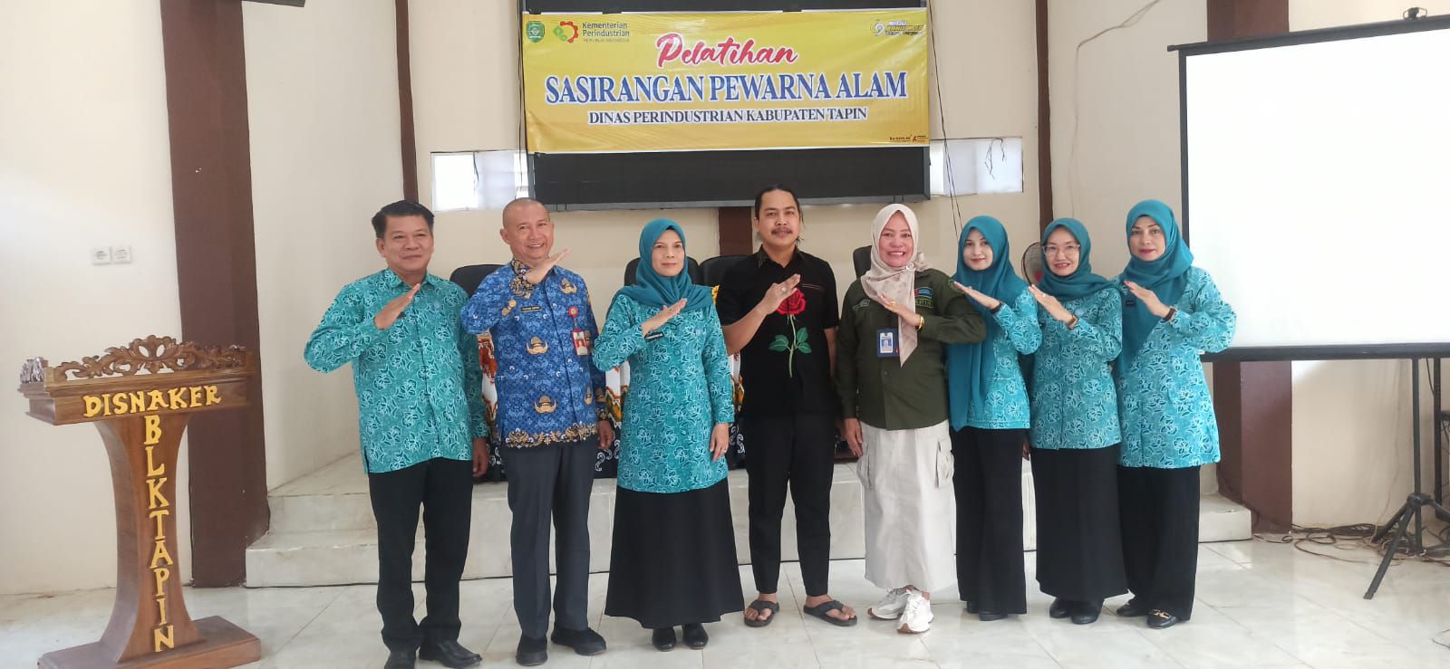 dinas-perindustrian-kab-tapin-membuka-pelatihan-sasirangan-dengan-memanfaatkan-pewarna-alam