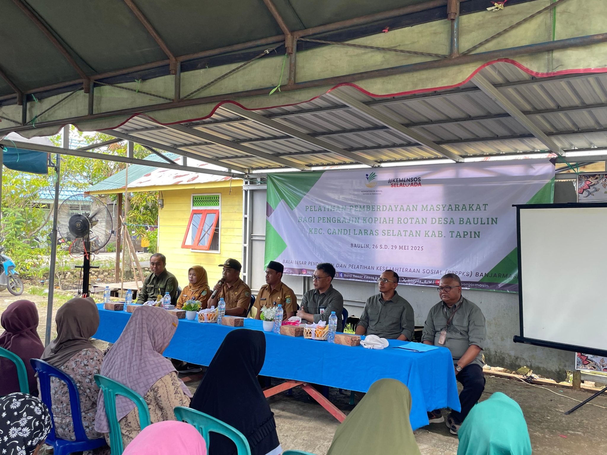 pelatihan-pemberdayaan-masyarakat-bagi-pengrajin-kopiah-rotan-desa-baulin-kec-candi-laras-selatan-kab-tapin