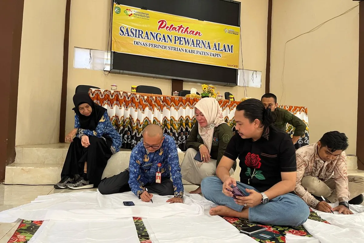 dinas-perindustrian-kab-tapin-melakukan-pelatihan-kepada-warga-tentang-bagaimana-memproduksi-sasirangan-menggunakan-pewarna-alami