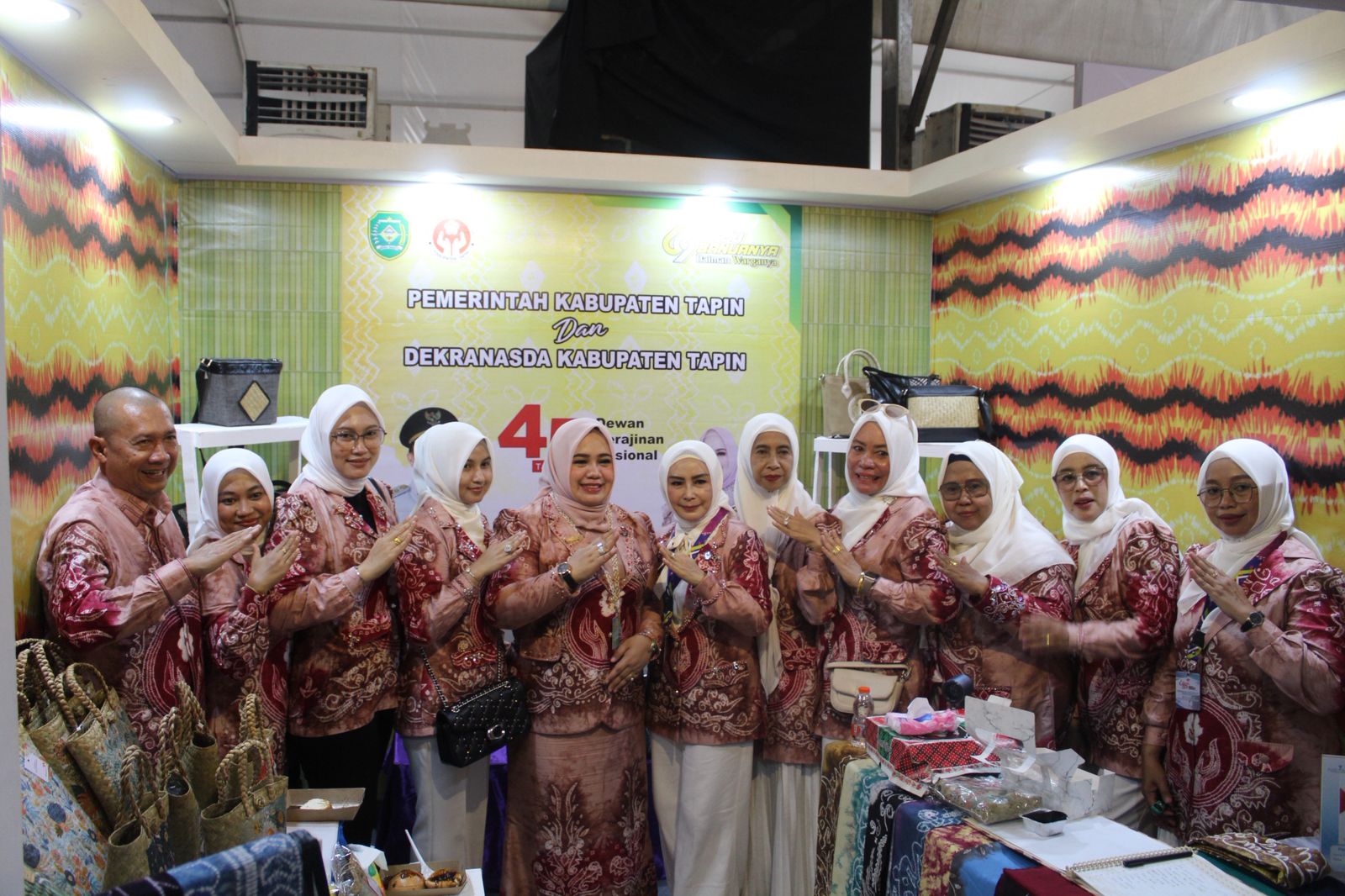 hadiri-hut-ke-45-dekranas-dekranasda-kab-tapin-promosikan-berbagai-produk-lokal-daerah-tapin