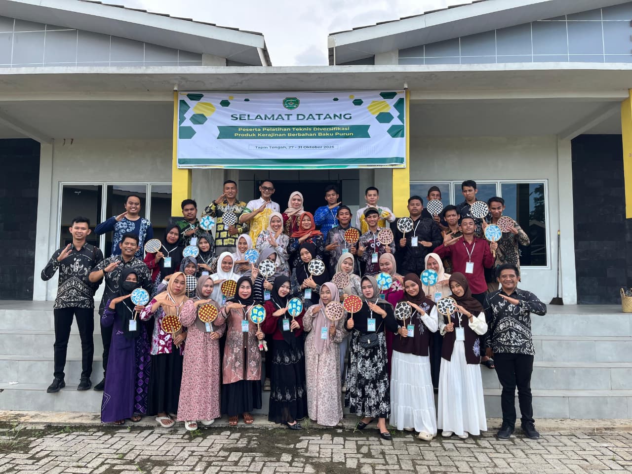 dinas-perindustrian-kabupaten-tapin-menyelenggarakan-pelatihan-diversifikasi-produk-berbahan-baku-purun-untuk-meningkatkan-keterampilan-daya-saing-serta-kreativitas-bagi-industri-kecil-dan-menengah